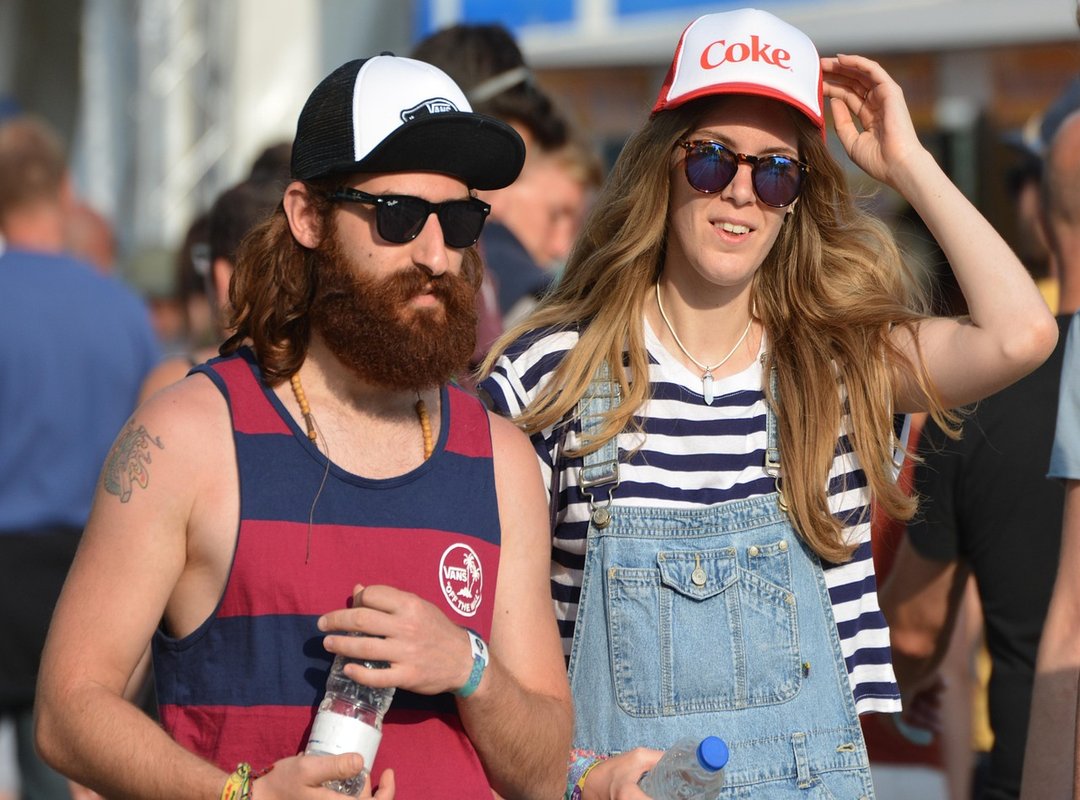 Pros and Cons of Hipster Family Day Outfits